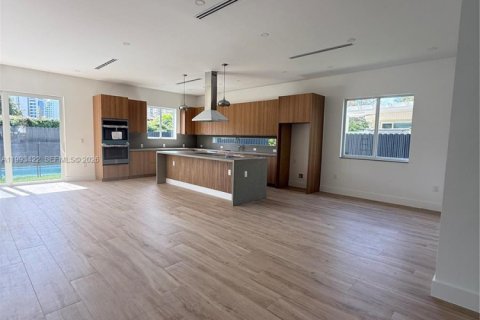 House in Miami, Florida 5 bedrooms, 306.58 sq.m. № 2057187 - photo 13
