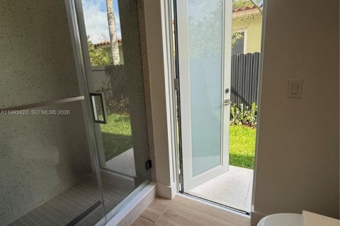 House in Miami, Florida 5 bedrooms, 306.58 sq.m. № 2057187 - photo 11