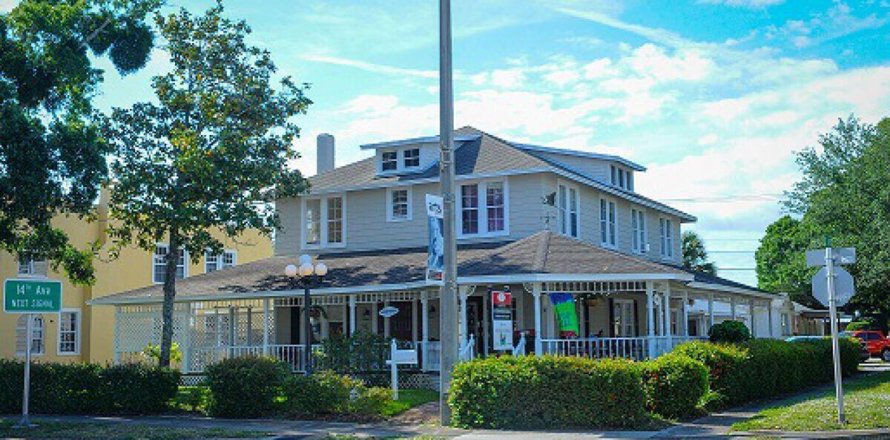 Commercial property in Vero Beach, Florida № 2086908