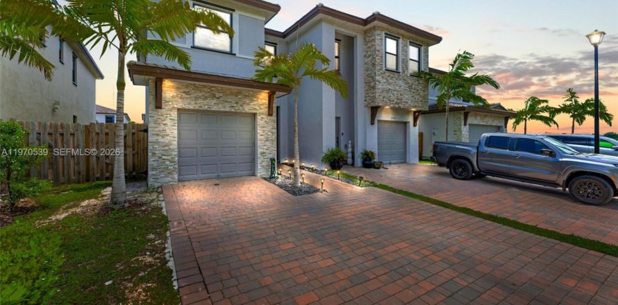 House in Homestead, Florida 3 bedrooms, 164.62 sq.m. № 2041297