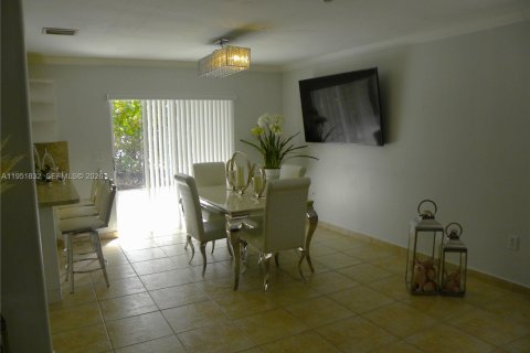 House in Miami, Florida 3 bedrooms, 165.92 sq.m. № 2006293 - photo 5