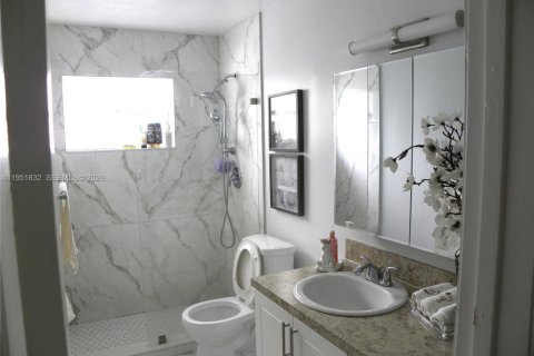 House in Miami, Florida 3 bedrooms, 165.92 sq.m. № 2006293 - photo 7