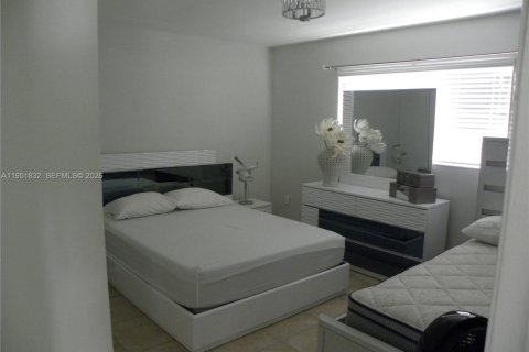 House in Miami, Florida 3 bedrooms, 165.92 sq.m. № 2006293 - photo 9