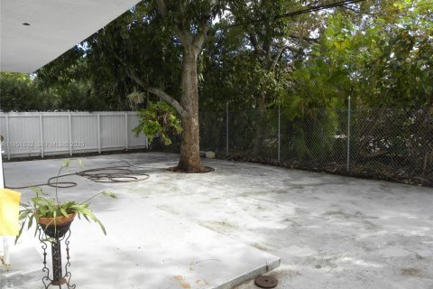 House in Miami, Florida 3 bedrooms, 165.92 sq.m. № 2006293 - photo 12