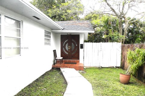 House in Miami, Florida 3 bedrooms, 165.92 sq.m. № 2006293 - photo 1