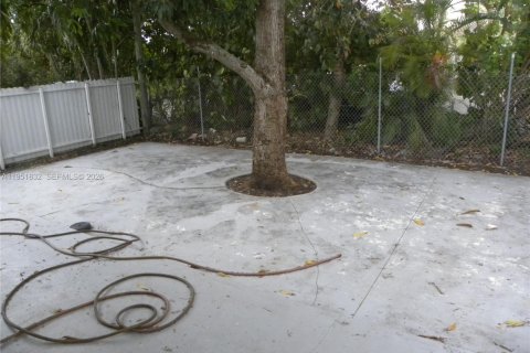House in Miami, Florida 3 bedrooms, 165.92 sq.m. № 2006293 - photo 11