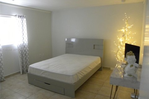 House in Miami, Florida 3 bedrooms, 165.92 sq.m. № 2006293 - photo 6