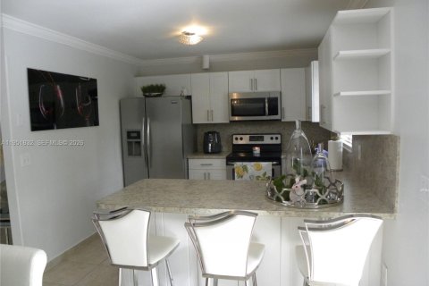 House in Miami, Florida 3 bedrooms, 165.92 sq.m. № 2006293 - photo 4