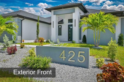 House in Cape Coral, Florida 3 bedrooms, 176.51 sq.m. № 2318369 - photo 3