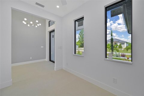 House in Cape Coral, Florida 3 bedrooms, 176.51 sq.m. № 2318369 - photo 7