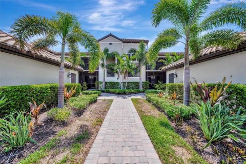 Condo in Bradenton, Florida, 2 bedrooms in LAKEWOOD NATIONAL  № 1792302 - photo 1
