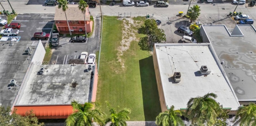Commercial property in Homestead, Florida № 1997526