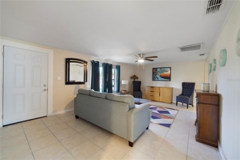 House in Sanford, Florida 4 bedrooms, 124.95 sq.m. № 1828508 - photo 4