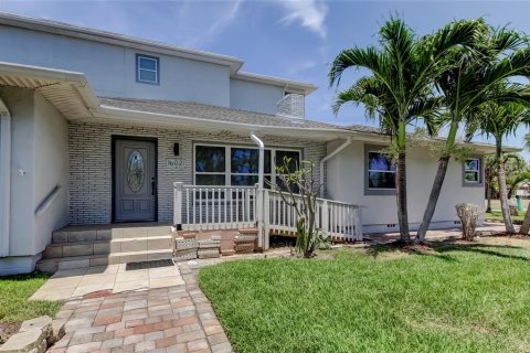 House in Redington Beach, Florida 3 bedrooms, 168.71 sq.m. № 1759560 - photo 2