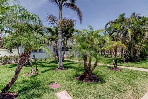 House in Redington Beach, Florida 3 bedrooms, 168.71 sq.m. № 1759560 - photo 13