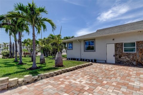 House in Redington Beach, Florida 3 bedrooms, 168.71 sq.m. № 1759560 - photo 9