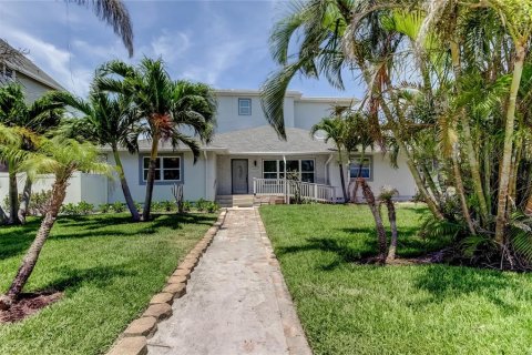 House in Redington Beach, Florida 3 bedrooms, 168.71 sq.m. № 1759560 - photo 1