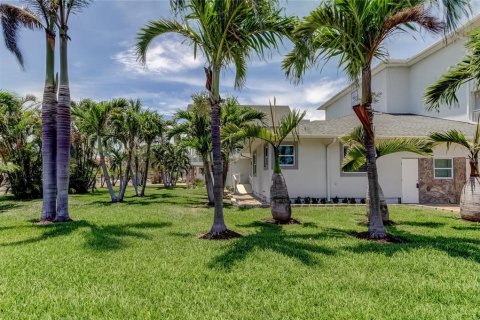 House in Redington Beach, Florida 3 bedrooms, 168.71 sq.m. № 1759560 - photo 10