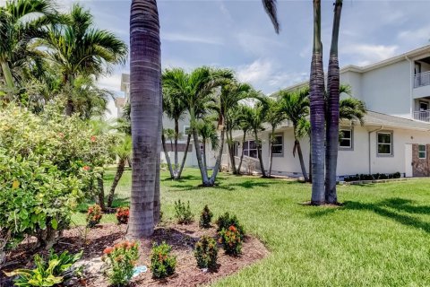 House in Redington Beach, Florida 3 bedrooms, 168.71 sq.m. № 1759560 - photo 11