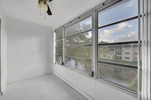 Condo in Sunrise, Florida, 2 bedrooms № 2193308 - photo 12