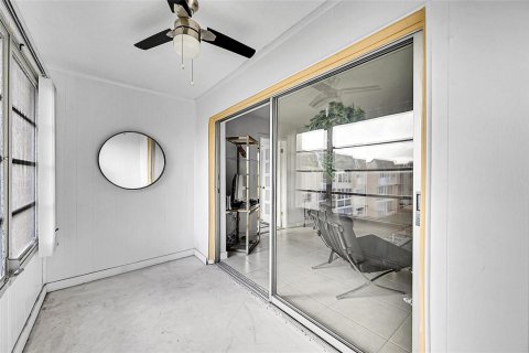 Condo in Sunrise, Florida, 2 bedrooms № 2193308 - photo 14