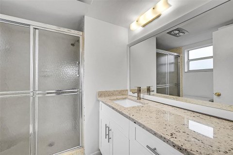 Condo in Sunrise, Florida, 2 bedrooms № 2193308 - photo 7