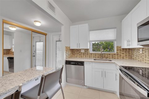Condo in Sunrise, Florida, 2 bedrooms № 2193308 - photo 2