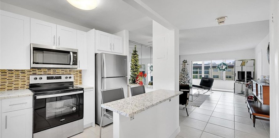 Condo in Sunrise, Florida, 2 bedrooms № 2193308