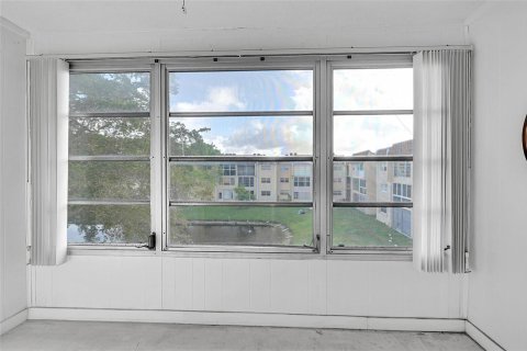 Condo in Sunrise, Florida, 2 bedrooms № 2193308 - photo 11