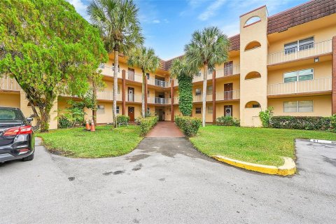Condo in Sunrise, Florida, 2 bedrooms № 2193308 - photo 28