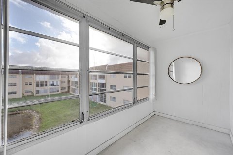 Condo in Sunrise, Florida, 2 bedrooms № 2193308 - photo 13