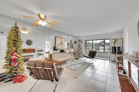 Condo in Sunrise, Florida, 2 bedrooms № 2193308 - photo 3