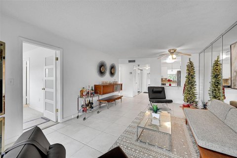 Condo in Sunrise, Florida, 2 bedrooms № 2193308 - photo 4