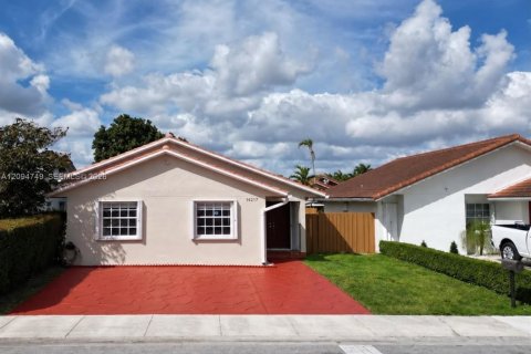 House in Miami, Florida 4 bedrooms, 143.91 sq.m. № 2384844