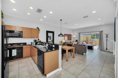 Touwnhouse à vendre à Kissimmee, Floride: 2 chambres, 107.86 m2 № 2102473 - photo 2