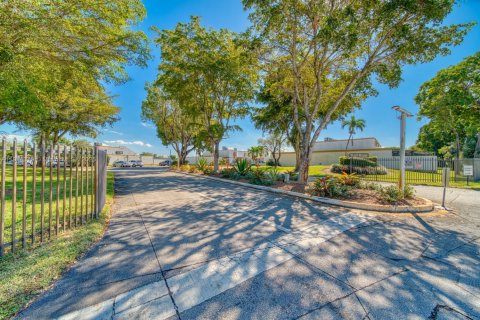 Touwnhouse à vendre à Miami, Floride: 2 chambres, 135.45 m2 № 1970659 - photo 2