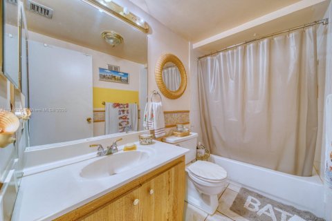 Touwnhouse à vendre à Miami, Floride: 2 chambres, 135.45 m2 № 1970659 - photo 17