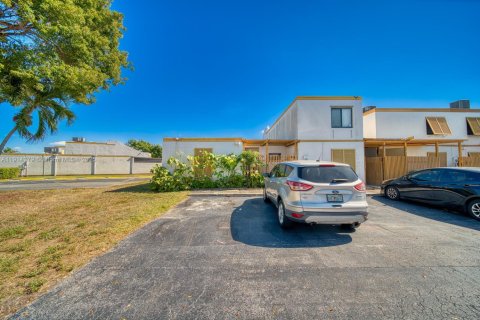 Touwnhouse à vendre à Miami, Floride: 2 chambres, 135.45 m2 № 1970659 - photo 4