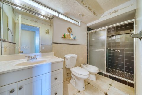 Touwnhouse à vendre à Miami, Floride: 2 chambres, 135.45 m2 № 1970659 - photo 19