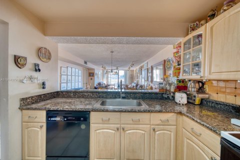 Touwnhouse à vendre à Miami, Floride: 2 chambres, 135.45 m2 № 1970659 - photo 7