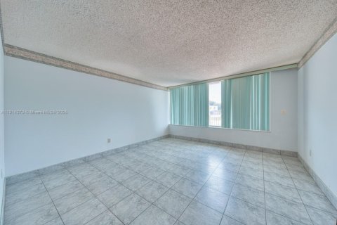 Touwnhouse à vendre à Miami, Floride: 2 chambres, 135.45 m2 № 1970659 - photo 18