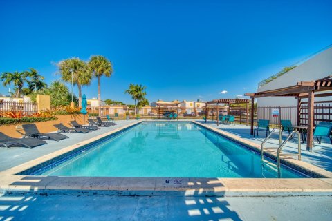 Touwnhouse à vendre à Miami, Floride: 2 chambres, 135.45 m2 № 1970659 - photo 24