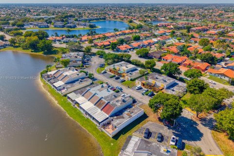 Touwnhouse à vendre à Miami, Floride: 2 chambres, 135.45 m2 № 1970659 - photo 29