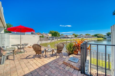 Touwnhouse à vendre à Miami, Floride: 2 chambres, 135.45 m2 № 1970659 - photo 20