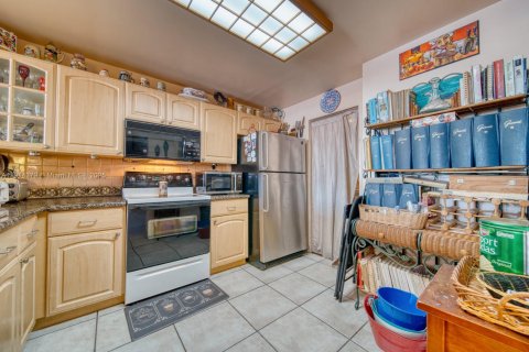 Touwnhouse à vendre à Miami, Floride: 2 chambres, 135.45 m2 № 1970659 - photo 9