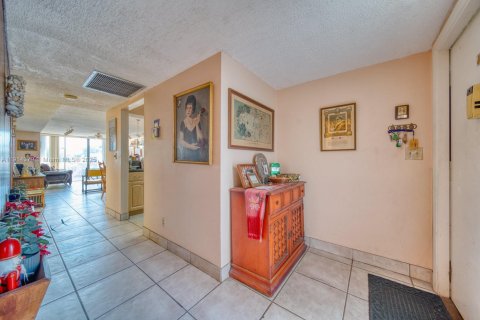 Touwnhouse à vendre à Miami, Floride: 2 chambres, 135.45 m2 № 1970659 - photo 6