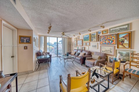 Touwnhouse à vendre à Miami, Floride: 2 chambres, 135.45 m2 № 1970659 - photo 15