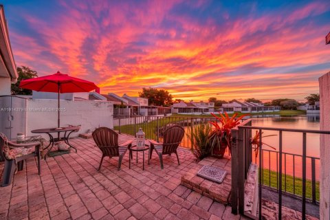 Touwnhouse à vendre à Miami, Floride: 2 chambres, 135.45 m2 № 1970659 - photo 21