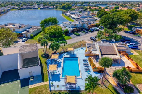 Touwnhouse à vendre à Miami, Floride: 2 chambres, 135.45 m2 № 1970659 - photo 26