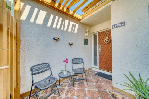 Touwnhouse à vendre à Miami, Floride: 2 chambres, 135.45 m2 № 1970659 - photo 5